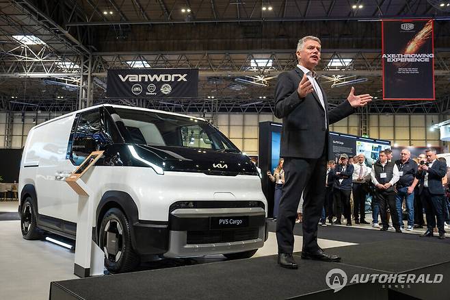 기아가 29일(현지 시간) 개막한 영국 상용차 전시회에서 자사의 첫 목적기반차 PV5를 공개하고 유럽 상용차 시장 공략을 위한 본격 행보에 나섰다. (기아)