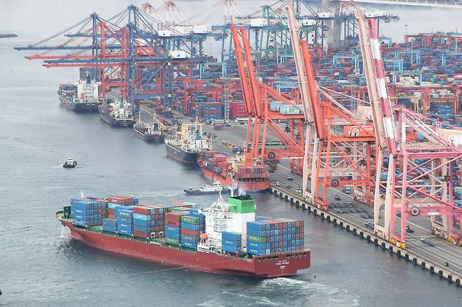 3일 부산항 감만부두에서 컨테이너를 실은 화물선이 나가고 있는 모습./김동환 기자