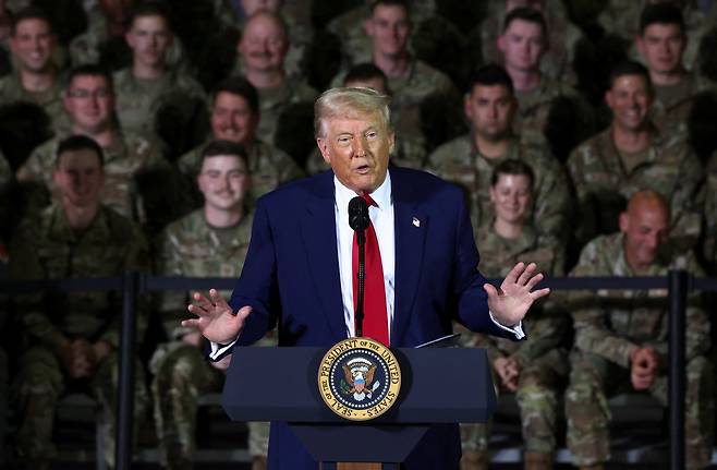 도널드 트럼프 미국 대통령이 29일 미시간주 해리슨타운십에 위치한 셀프리지 공군 주 방위기지(Selfridge Air National Guard Base)에서 자신의 취임 100일을 기념하는 연설을 하고 있다. /로이터 연합뉴스