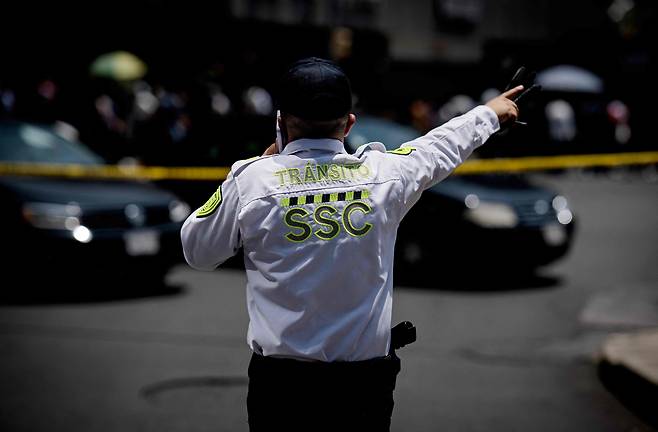 멕시코의 교통 경찰이 시민들을 안내하고 있다. /AFP 연합뉴스
