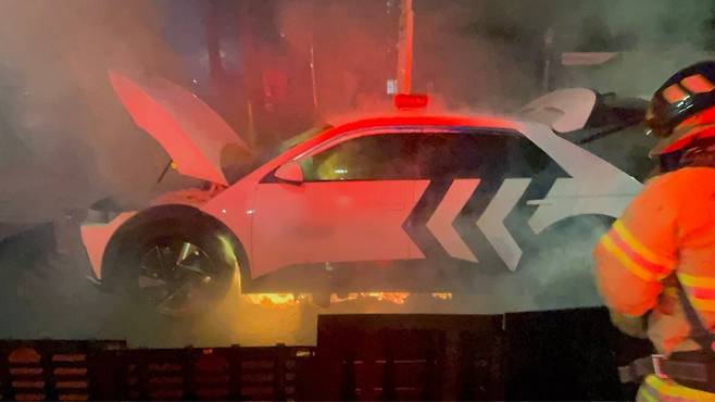 30일 오전 부산 부산진구 전기차 택시차량 화재 현장./뉴스1