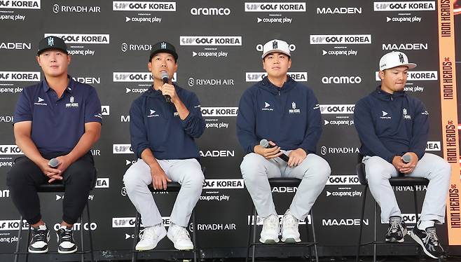 케빈 나(왼쪽에서 둘째)가 30일 인천 잭 니클라우스 골프클럽 코리아에서 열린 LIV 골프 코리아 아이언헤드GC 팀 기자회견에서 답하고 있다. 왼쪽부터 대니 리, 케빈 나, 장유빈, 고즈마 지니치로./연합뉴스