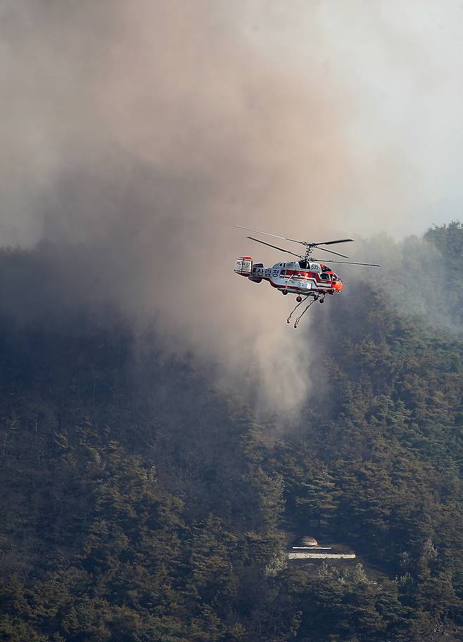 대구 북구 함지산 산불 이틀째인 29일 오전 현장에 투입된 산불 진화 헬기가 주불 진화에 총력을 쏟고 있다./뉴스1