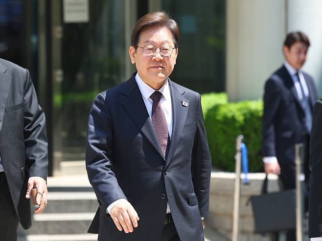 더불어민주당 이재명 대선 후보가 29일 서울 서초구 서울중앙지방법원에서 열린 '대장동 배임ㆍ성남FC 뇌물' 1심 속행 공판이 끝난 뒤 법원을 나서고 있다./연합뉴스