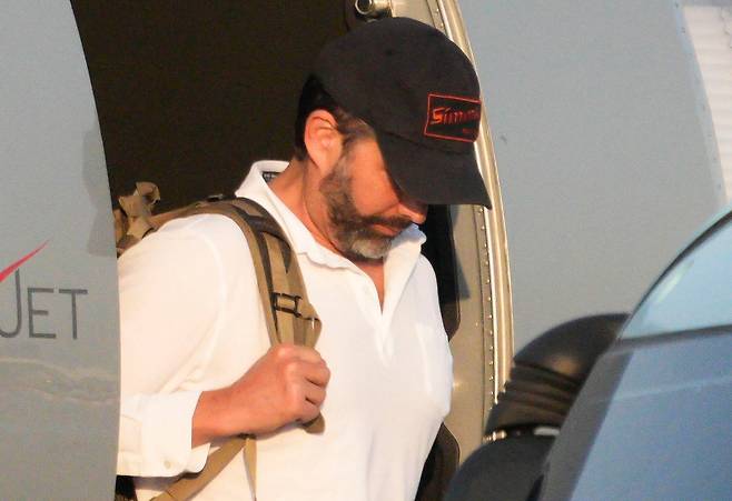 도널드 트럼프 미국 대통령의 장남 트럼프 주니어가 29일 서울 강서구 김포공항에 도착, 전용기에서 내리고 있다. /뉴스1