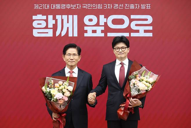 29일 서울 여의도 국민의힘 당사에서 열린 제21대 대통령 후보자 국민의힘 3차 경선 진출자 발표 행사에서 3차 경선에 진출한 김문수(왼쪽) 후보와 한동훈 후보가 기념촬영을 하고 있다. /뉴스1