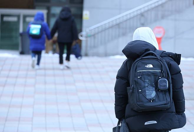등교하고 있는 초등생. /연합뉴스