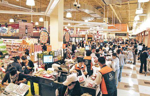 미국 보스턴 외곽에 있는 한 수퍼마켓에서 소비자들이 상품을 계산하고 있다. /조선DB