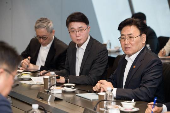 유상임 과학기술정보통신부 장관은 30일 SK텔레콤 본사를 방문해 사고 조치 현황을 점검했다. 과기부 제공