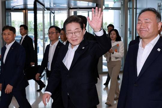 더불어민주당 이재명 대선 후보가 28일 경기도 이천시 SK하이닉스 이천캠퍼스에서 열린 AI 메모리반도체 기업간담회에 참석하고 있다. 연합뉴스