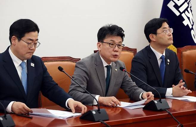 진성준 더불어민주당 정책위의장이 지난달 11일 국회에서 열린 원내대책회의에서 발언하고 있다. ⓒ뉴시스