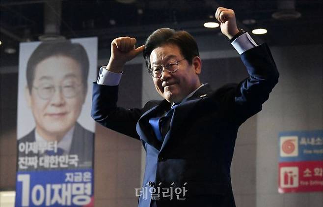 이재명 더불어민주당 대선 후보가 지난 27일 경기 고양시 일산서구 킨텍스 제2전시장에서 열린 민주당 21대 대선 후보자 선출을 위한 수도권·강원·제주 합동연설회에서 당원들에게 인사하고 있다. ⓒ데일리안 홍금표 기자