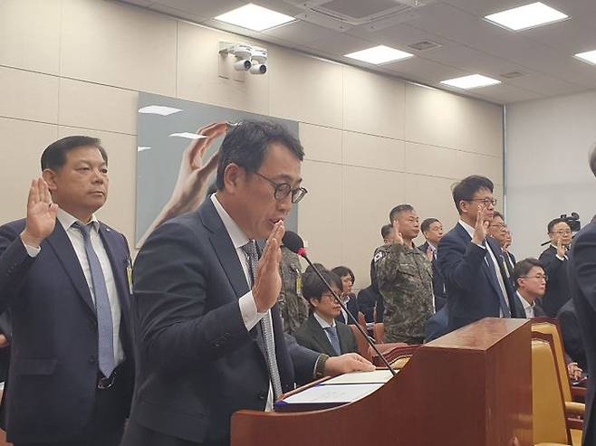 유영상 SK텔레콤(SKT) 사장이 30일 서울 여의도 국회에서 열린 제424회 국회(임시회) 과학기술방송통신위원회 제5차 전체 회의에서 증인 선서를 하고 있다.ⓒ데일리안 조인영 기자