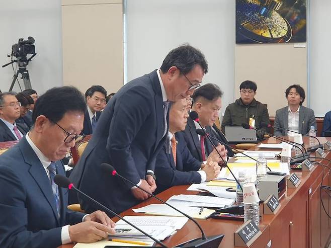 유영상 SKT 사장이 30일 서울 여의도 국회에서 열린 제424회 국회(임시회) 과학기술방송통신위원회 제5차 전체 회의에서 사과하고 있다.ⓒ데일리안 조인영 기자