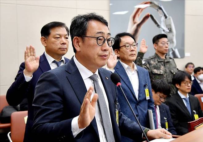유영상 SK텔레콤 대표이사 사장이 30일 오전 서울 여의도 국회에서 열린 국회 과학기술정보방송통신위원회 방송통신 분야 청문회에서 SK텔레콤 고객 유심(USIM) 정보 해킹 사태와 관련해 증인으로 출석해 증인 선서를 하고 있다. ⓒ데일리안 홍금표 기자