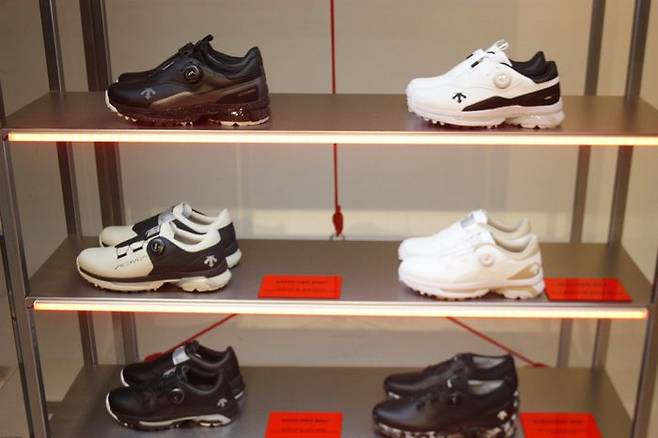 올해 출시돼 큰 사랑을 받은 아크먼트 프로 골프화는 하반기에 2가지 컬러(좌측 아래 두 컬러)를 더 추가해 판매할 계획이다.ⓒ데일리안 남가희 기자