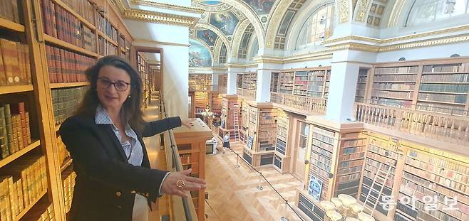 17일(현지 시간) 프랑스 파리에 있는 국회의사당 내 도서관에서 한 직원이 최근 보수 공사를 마친 도서관 내부에 대해 설명하고 있다. 프랑스에서 국회도서관이 일반에 공식적으로 개방된 건 도서관 건립 229년 만에 처음이다. 파리=조은아 특파원 achim@donga.com