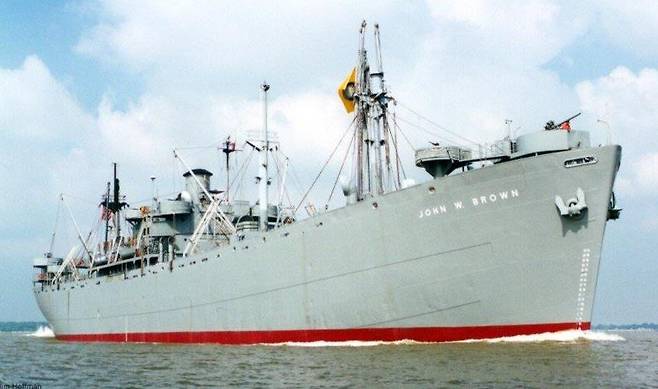 미국이 2차 세계대전 당시 생산했던 리버티 선박 중 하나인 존 브라운 호의 모습. 그 시절 미국은 전례없는 속도와 규모로 리버티 선을 생산했다. 위키피디아