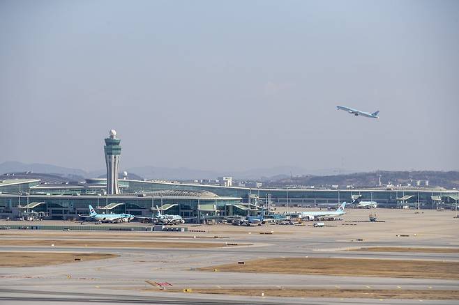 인천국제공항 제2여객터미널 앞에 항공기들이 세워져 있다. 인천시는 최근 중장기 항공산업 육성 기본계획을 발표했다. 인천공항공사 제공