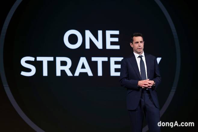 로빈 콜건 JLR코리아 대표이사가 30일 서울 종로구 포시즌즈호텔 서울에서 고객 신뢰 강화를 위한 미래 혁신 전략 ‘원’을 발표하고 있다.&nbsp;