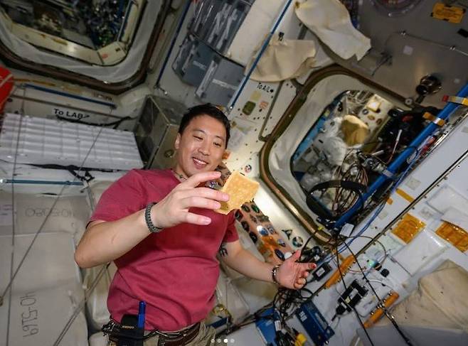 고추장으로 ‘레인저 버거(ranger burger)’를 만들어 먹는 한국계 이민 2세 미국인 우주 비행사 조니 김(41). 조니 김 인스타그램 캡처