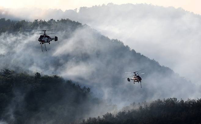 대구 북구 함지산 산불이 재발화한 30일 오후 대구 북구 산불 현장에서 산불 진화 헬기가 분주히 움직이고 있다. 뉴시스