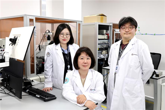 (왼쪽부터) 강미선 한국뇌연구원 박사후연수연구원(공동 제1저자), 김정연 책임연구원, 송석운 연구원(공동 제1저자). 한국뇌연구원 제공.