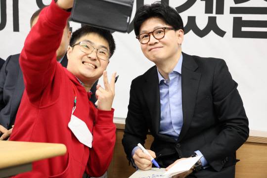 지난 4월28일 한동훈 국민의힘 대선 경선 후보가 당원 간담회를 위해 국민의힘 대전광역시당을 찾아 지지자와 사진 찍고 있다.<연합뉴스 사진>
