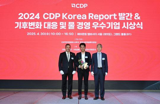 정주영(가운데) SK에어플러스 경영지원 담당임원이 30일 서울 여의도 페어몬트 엠버서더 서울 호텔에서 열린 '2024 CDP 코리아 기후변화 대응·물 경영 우수기업 시상식'에서 '탄소경영 특별상'을 수상한 뒤 장지인(오른쪽) CDP 한국위원회 위원장, 호세 오르도네즈(왼쪽) CDP 글로벌 CRO와 기념촬영을 하고 있다. [SK에코플랜트 제공]