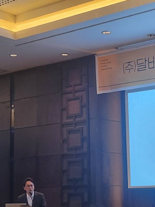 반성연 달바글로벌 대표가 30일 서울 여의도 콘래드에서 열린 기자간담회에서 인사말을 하고 있다. 사진= 김수연기자newsnews@dt.co.kr