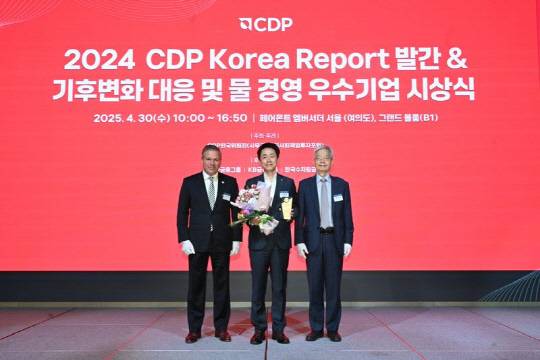 서울 여의도 페어몬트 앰버서더 서울에서 30일 열린 '2024 CDP Korea Awards'에서 김태형(가운데) IBK기업은행 경영전략그룹 부행장 등이 기념촬영을 하고 있다. IBK기업은행 제