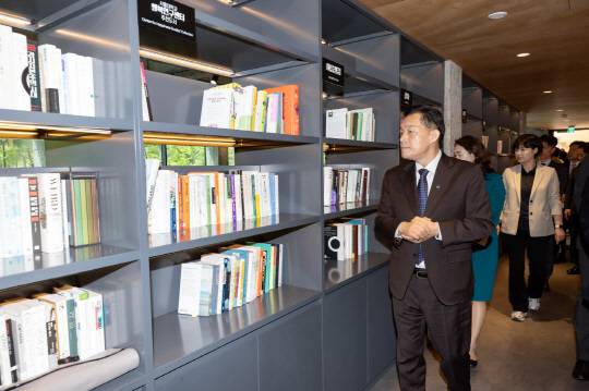 수원시 평생학습관 지관서가를 둘러보는 이재준 수원특례시장/사진제공=수원특례시