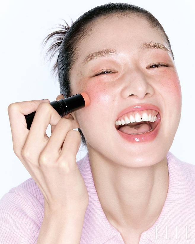 라벤더 니트 톱은 Zara.