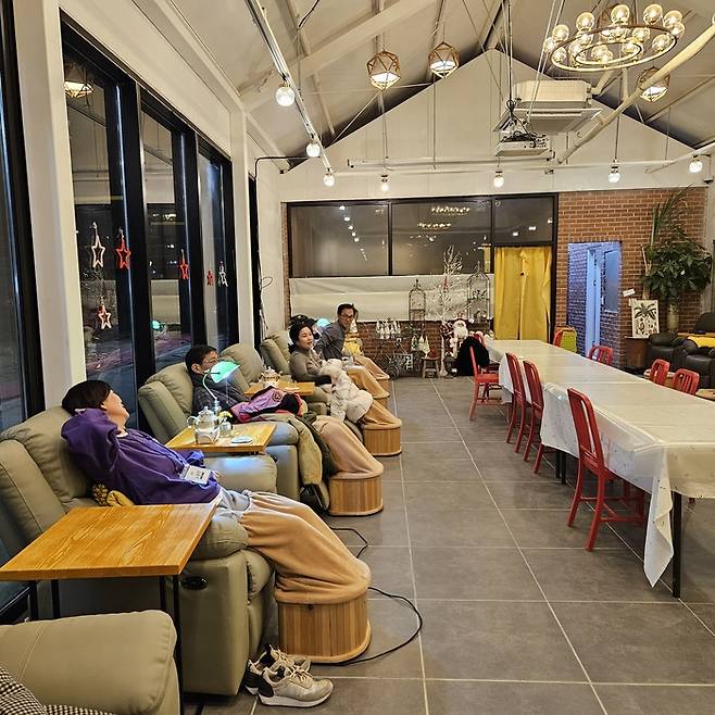 전북 인산 우리들의 정원에서 참가자들이 족욕테라피 치유 프로그램에 참여하고 있다. (사진=농촌진흥청)