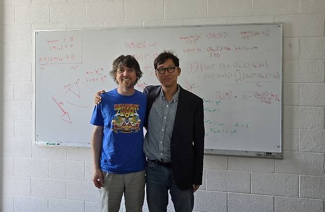 동국대학교 강장묵 교수(좌), 브라운대학교 페드로 펠젠스왈브(Pedro Felzenszwalb) 교수