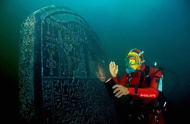 29b54f2c4a292d2c2b431cb828f1c1cf.webp.ren.jpg 바다에서 끌어올린 고대 비석 상태