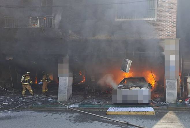 지난 29일 낮 12시40분께 전북 전주시 완산구 한 다세대주택에 불이 나 소방대가 진화하고 있다. 전북소방 제공