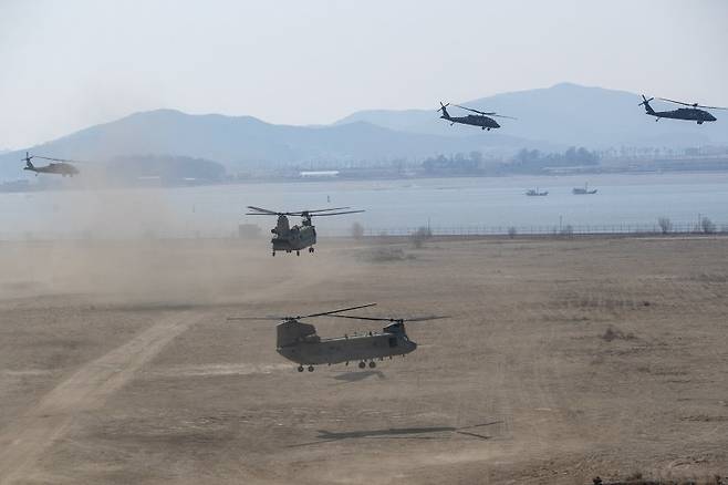 제17보병사단이 2025년 FS/TIGER의 일환으로 인천 일대 및 경기 파주 무건리훈련장에서 '한미연합 전투지휘훈련'을 실시했다고 지난 3월 19일 밝혔다. 사진은 공중기동훈련에 참가한 미2사단/한미연합사단 소속 헬기들이 17사단 장병들과 함께 목표지역으로 비행하고 있는 모습. 육군 제공