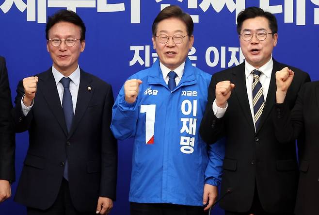 이재명 더불어민주당 제21대 대통령 선거 후보가 28일 오전 서울 여의도 국회에서 열린 최고위원회의에서 박찬대 당 대표 직무대행 겸 원내대표, 김민석 최고위원과 기념촬영을 하고 있다. 2025.04.28. 뉴시스