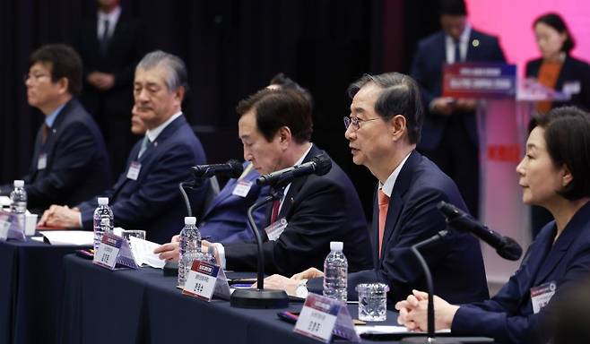 한덕수 대통령 권한대행 국무총리가 30일 서울 영등포구 중소기업중앙회에서 열린 중소기업 규제혁신 현장 소통 간담회에서 인사말을 하고 있다. (대통령실통신사진기자단) /사진=뉴시스