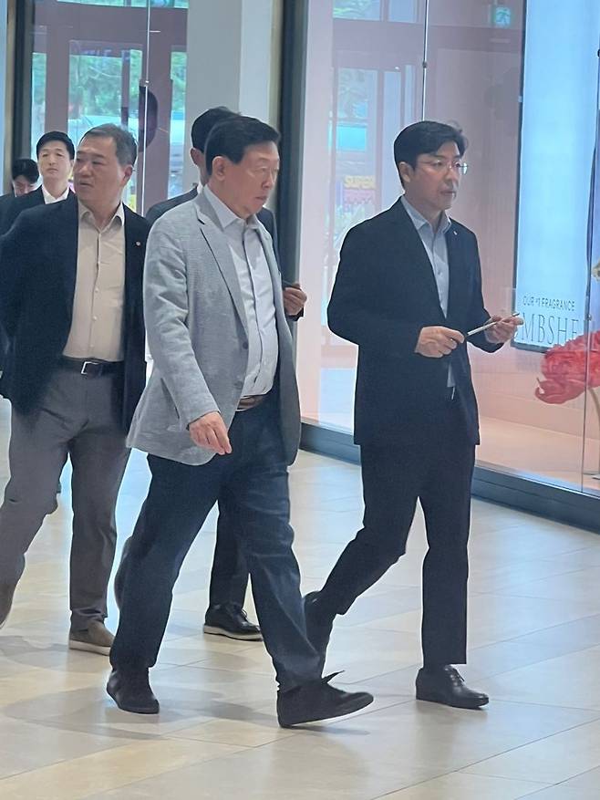 신동빈 롯데그룹 회장(가운데)이 30일 베트남 하노이에 위치한 '롯데몰 웨스트레이크 하노이'를 둘러보고 있다. 사진=김준석 기자