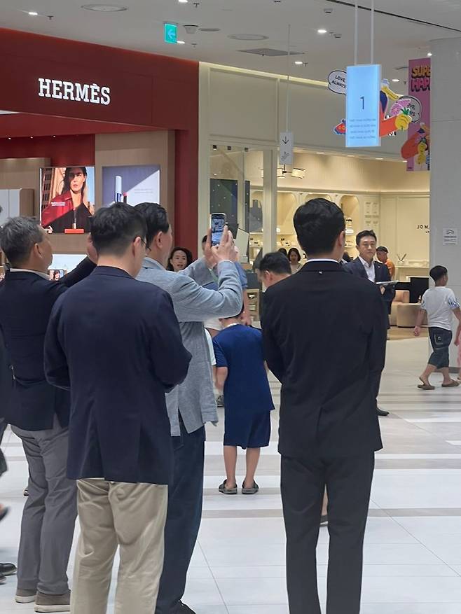 신동빈 롯데그룹 회장(가운데)이 30일 베트남 하노이에 위치한 '롯데몰 웨스트레이크 하노이'를 둘러보던 중 휴대폰을 들고 내부 사진을 촬영하고 있다. 사진=김준석 기자