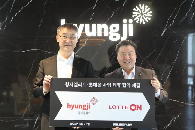 지난 29일 인천 송도에 위치한 형지엘리트 본사에서 박익진 롯데온 대표(왼쪽)와 최준호 형지엘리트 대표이사가 전략적 업무협약 후 기념촬영을 하고 있다. 롯데온 제공