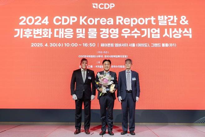 윤호준 현대제철 탄소중립추진실장(가운데)이 30일 '2024 CDP Korea Awards' 시상식에 참석해 기념촬영을 하고 있다. 현대제철 제공