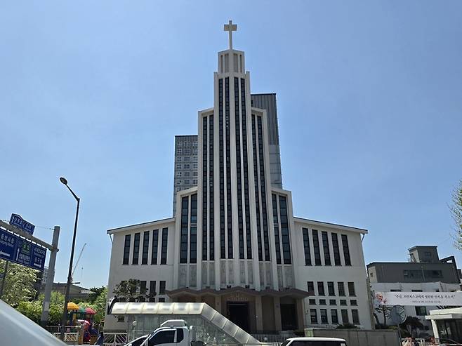 대한민국 성당 중 모더니즘 건축 양식의 기술적 가치를 지닌 대전 대흥동 성당.