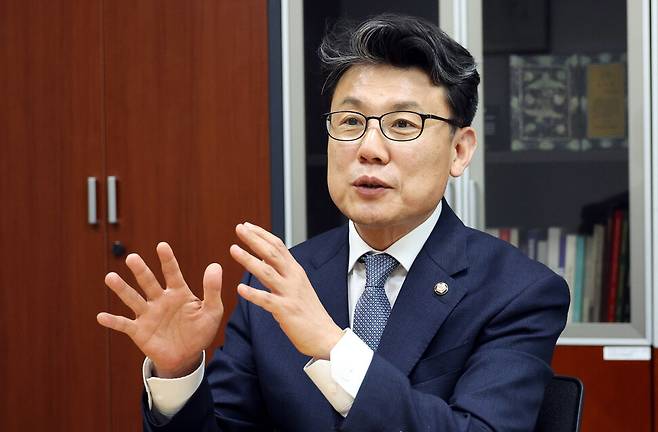 진성준 민주당 정책위의장이 25일 오후 국회 의원회관에서 한겨레와 인터뷰하고 있다. 김경호 선임기자 jijae@hani.co.kr