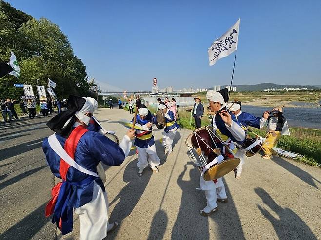 지난 29일 세종보 앞에서 풍물패가 ‘세종보 천막농성 1년’을 맞아 거리행진을 하고 도착한 환경단체와 시민들을 맞이하고 있다. 최예린 기자