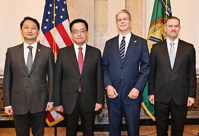 최상목 부총리 겸 기획재정부 장관(왼쪽에서 둘째)과 안덕근 산업통상자원부 장관(첫째)이 지난 24일(현지시각) 미국 워싱턴 디시(D.C) 재무부 회의실에서 스콧 베센트 미 재무부 장관(셋째), 제이미슨 그리어 미 무역대표부(USTR) 대표와 기념사진을 찍고 있다. 산업통상자원부 제공