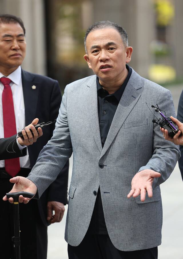 ‘정치 브로커\' 명태균씨가 2025년 4월30일 윤석열 전 대통령 부부와 구 여권 정치인 다수가 연루된 공천 개입·여론조사 의혹 관련 조사를 받기 위해 서울 서초구 서울고등검찰청으로 향하며 취재진의 질문에 답변하고 있다. 연합뉴스