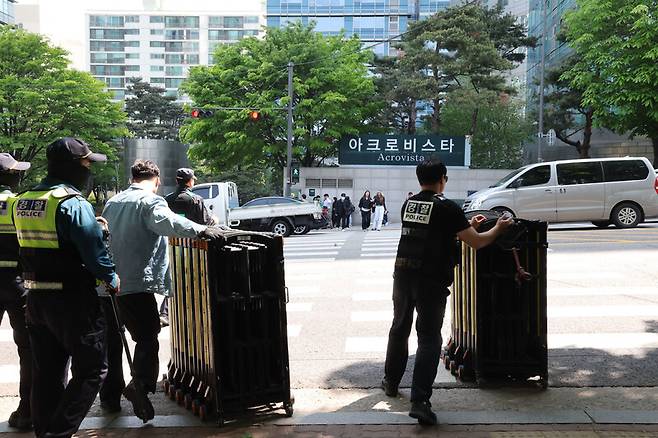 검찰이 윤석열 전 대통령 집에 대한 압수수색을 진행한 30일 오전 서울 서초구 윤 전대통령 아파트 입구에서 경찰이 바리케이트를 옮기고 있다. 김태형 기자 xogud555@hani.co.kr